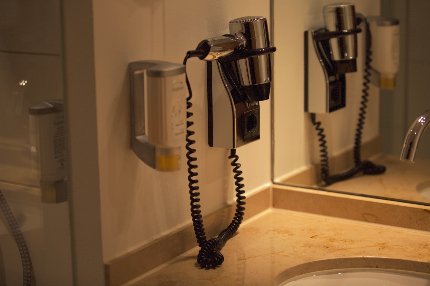 Honey preset reference render from the Canon EOS 5D Mark III source frame.