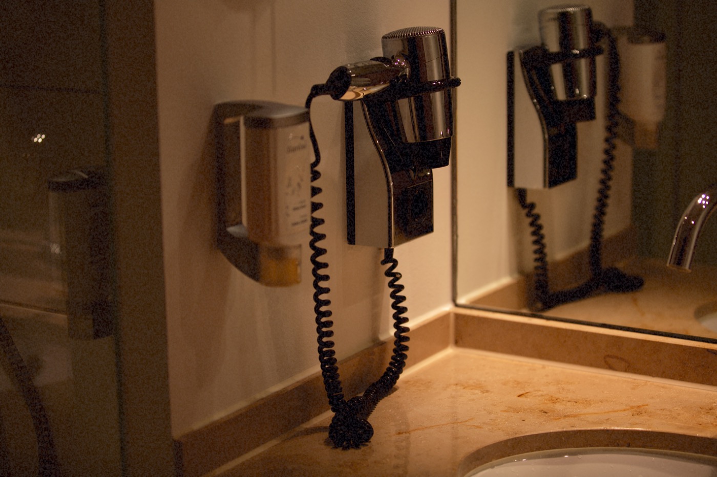 Neon preset reference render from the Canon EOS 5D Mark III source frame.